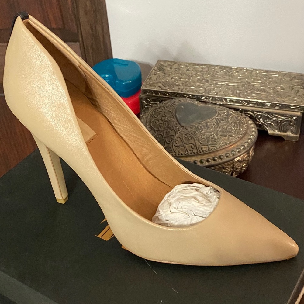 NWT Mia Limited Edition heels